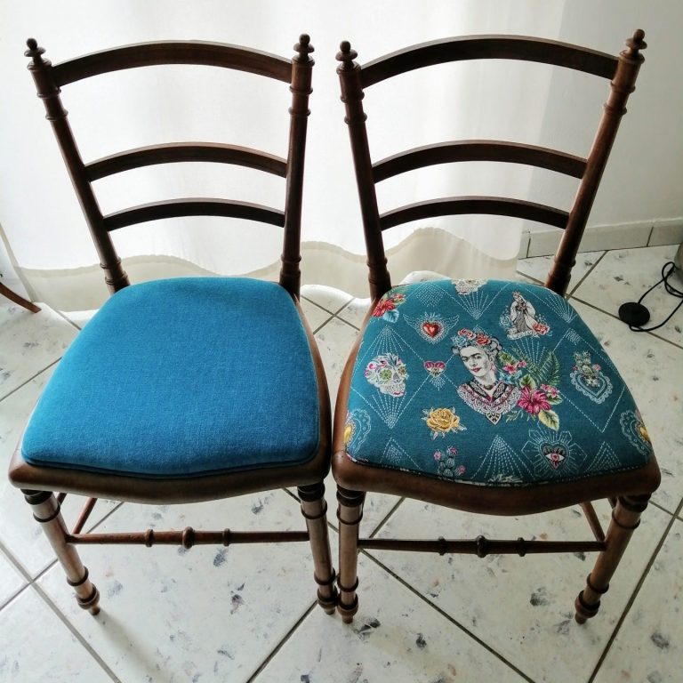 Relooking / Antiquité / châssis garnis de mousse fixé "en applique".